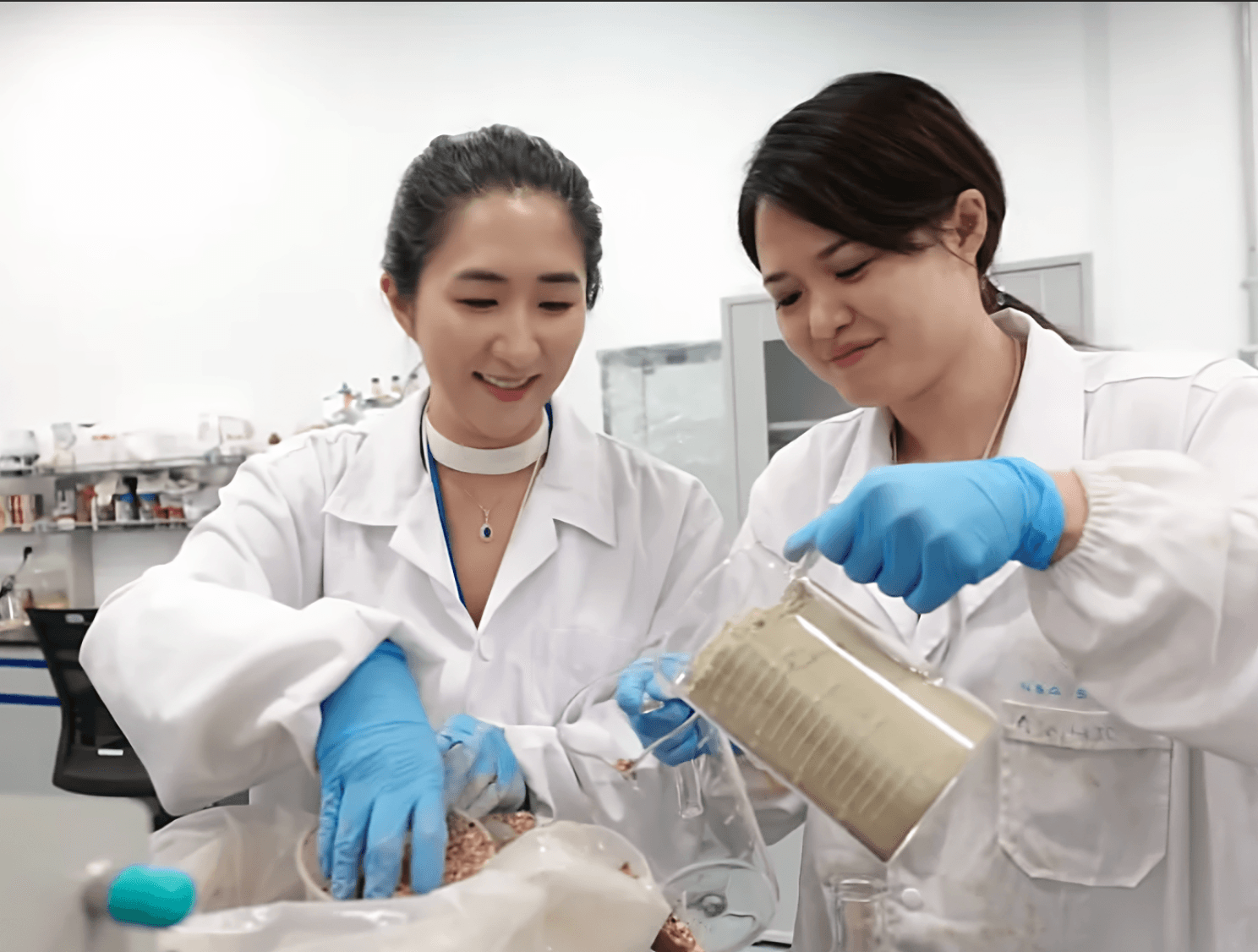 Didi Gan and Dr. Jaslyn in the lab